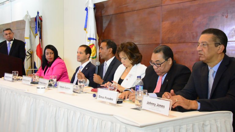 1.- Altagracia Tavarez, Juan de los Santos, Domingo Contreras, Yokasta Guzmán, Dimas Paredes y Johnny Jones.