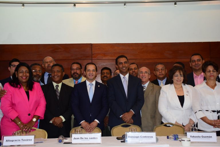 2.- Altagracia Tavarez, Juan de los Santos, Domingo Contreras y Yokasta Guzmán, junto a alcaldes y alcaldesas.