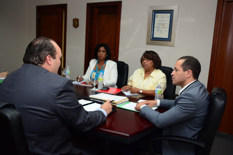 Juan de los Santos y Germán R. Monroig-Pomales, acompañados de Oneida Féliz y Vilma Contreras. 