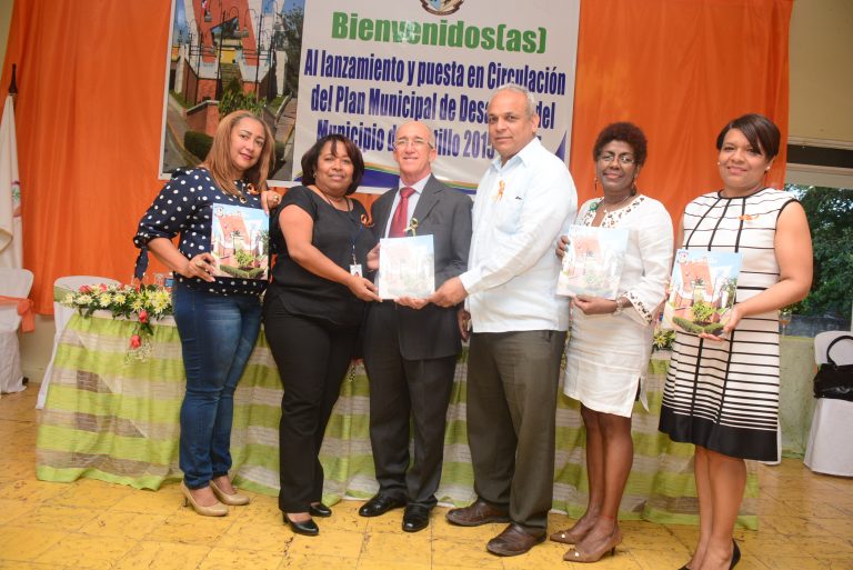 Al centro, el alcalde de castillo, Francisco Valentín, durante la presentación del Plan Municipal de Desarrollo. 