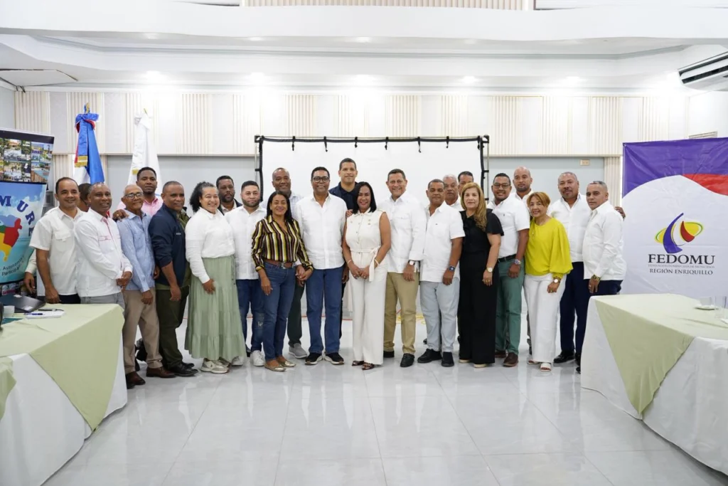Nueva Junta Directiva de Fedomu Región Enriquillo 2026-2028 junto a autoridades de Fedomu y la LMD