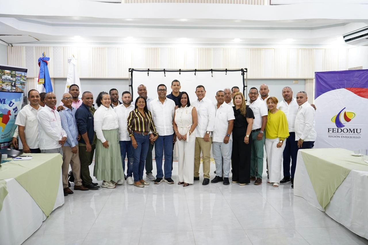 Nueva Junta Directiva de Fedomu Región Enriquillo 2026-2028 junto a autoridades de Fedomu y la LMD