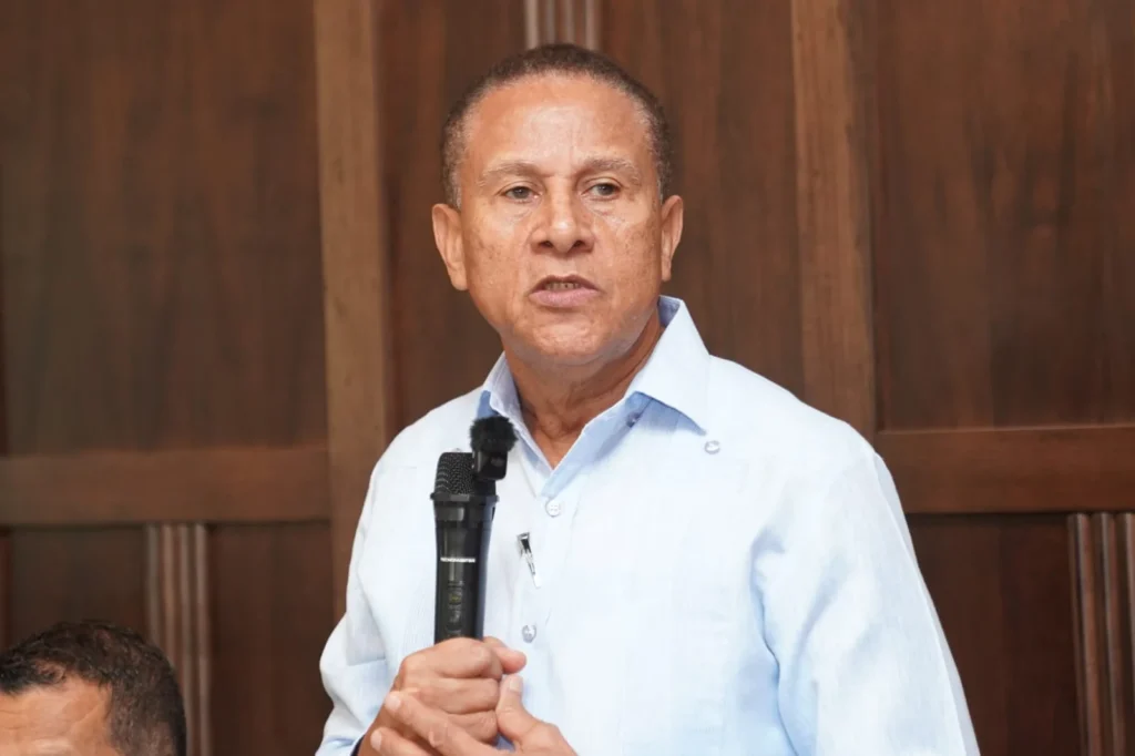 José Eugenio Montilla, alcalde de Cotuí, electo presidente de la nueva directiva de Fedomu Región Cibao Sur, se dirige a los alcaldes y alcaldesas presentes