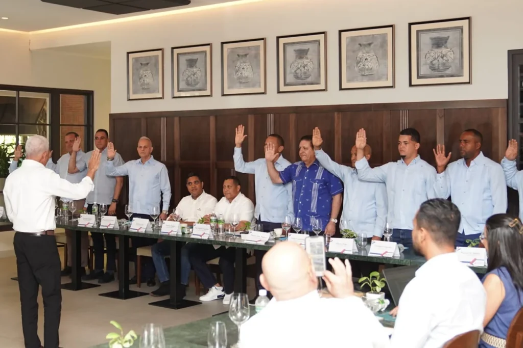 La nueva directiva de Fedomu Región Cibao Sur toma juramento para el período 2026-2028, en Jarabacoa