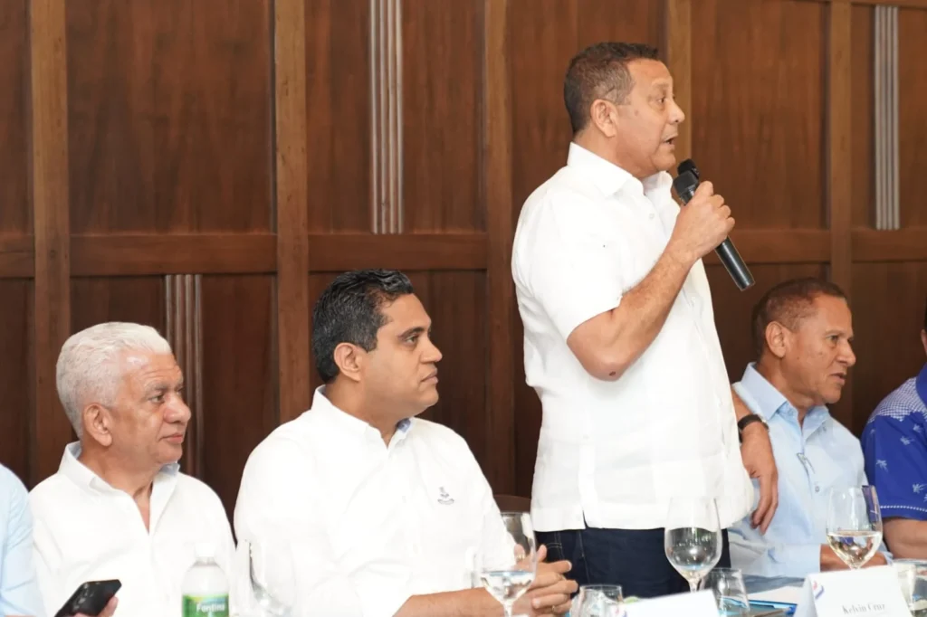 Nelson Núñez, presidente de Fedomu, interviene durante la Asamblea Eleccionaria de Fedomu Región Cibao Sur, en Jarabacoa