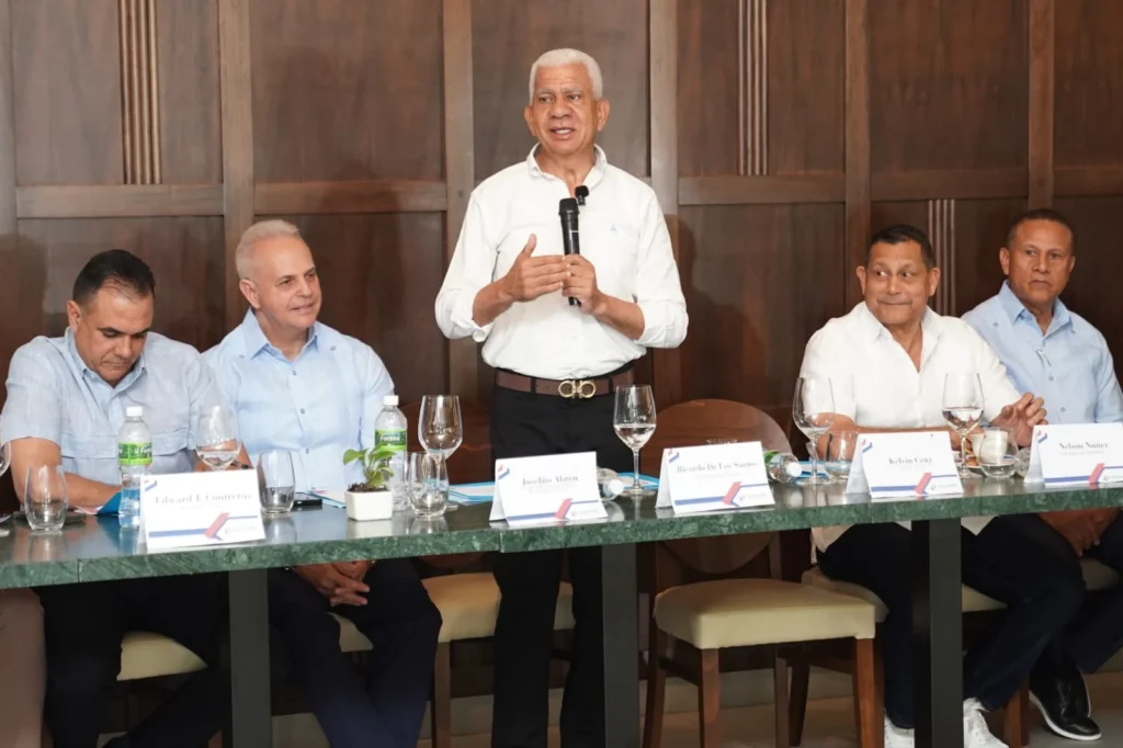 Ricardo de los Santos, presidente del Senado, dirigió la Comisión Electoral en la Asamblea de Fedomu Región Cibao Sur, en Jarabacoa