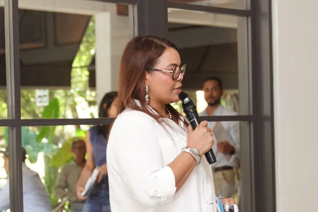 Violeta Sánchez, coordinadora de la Oficina Técnica Regional Cibao Sur de Fedomu, interviene durante la Asamblea Eleccionaria celebrada en Jarabacoa, La Vega