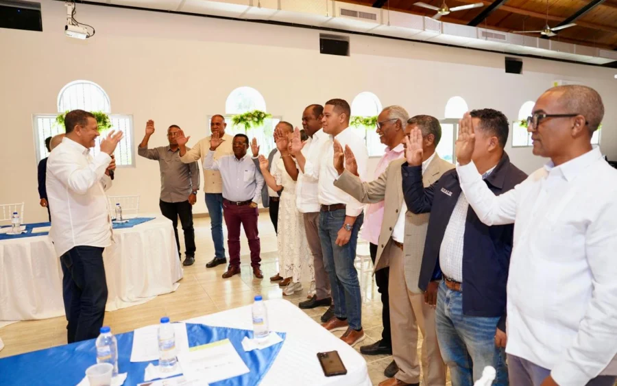 Alcaldes de la Región El Valle juramentados como nueva directiva 2026-2028 ante el presidente de Fedomu, Nelson Núñez