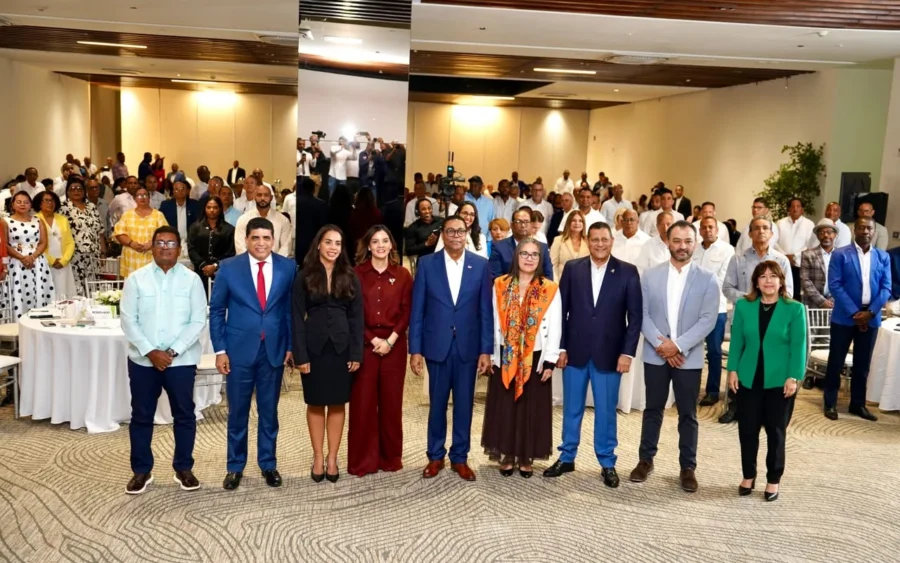 Autoridades y representantes institucionales posan de pie ante los asistentes al Foro Nacional sobre Planificación Integral de la Gestión de Residuos Sólidos