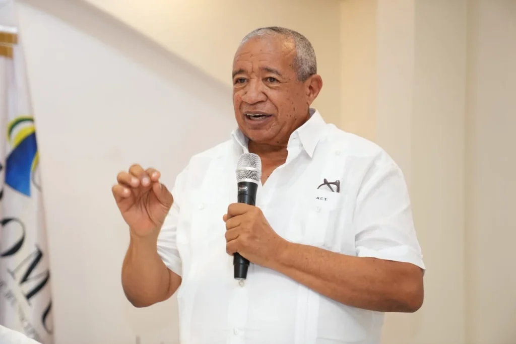 Amado De La Cruz Tavera habla con micrófono durante la asamblea