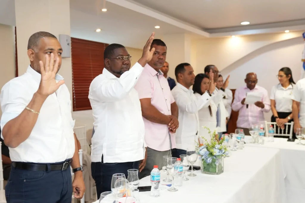 Alcaldes de la Región Higuamo con la mano derecha en alto durante la juramentación