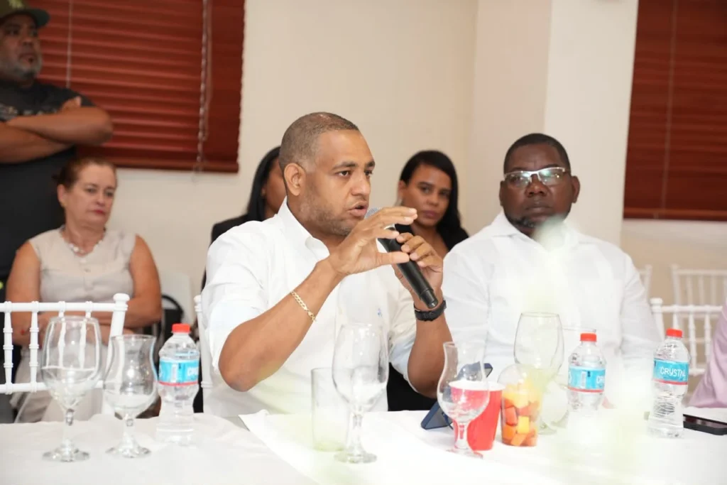 Raymundo Rafael Ortiz Díaz habla con micrófono sentado a la mesa