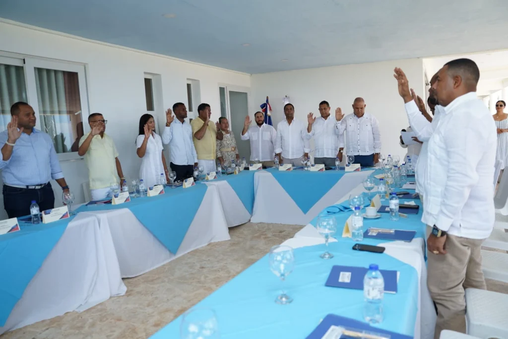 Alcaldes y alcaldesas de la Región Cibao Nordeste juran la nueva directiva 2026-2028 ante el presidente de Fedomu, Nelson Núñez, en Cabrera