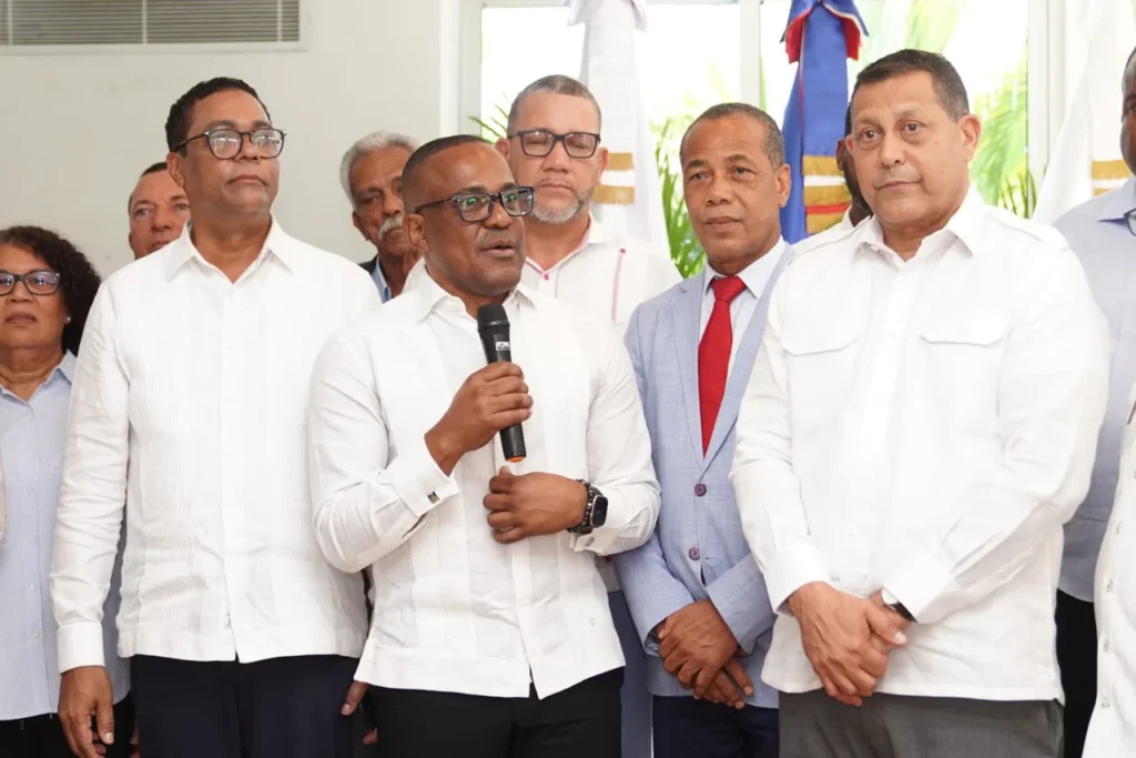 Alcaldes de la nueva directiva de Fedomu Región Valdesia, de pie junto a la bandera dominicana, tras su elección para el período 2026-2028