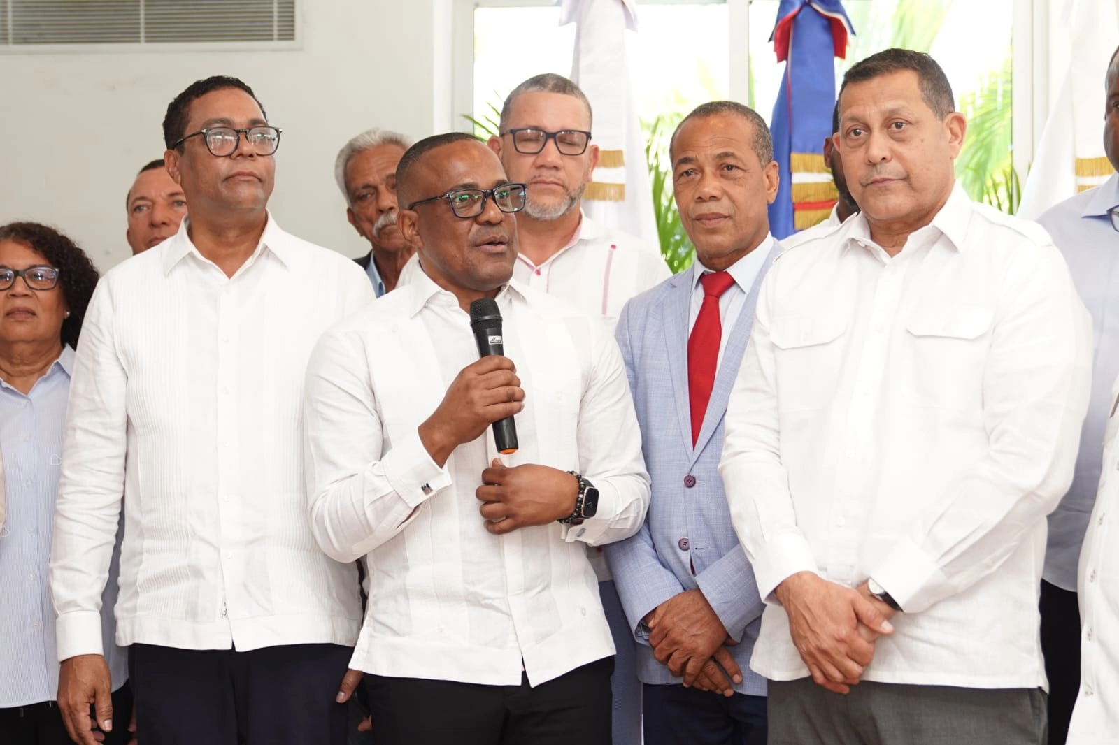 Alcaldes de la nueva directiva de Fedomu Región Valdesia, de pie junto a la bandera dominicana, tras su elección para el período 2026-2028