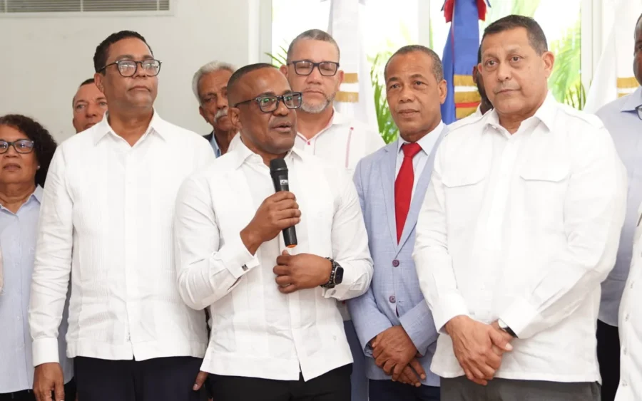 Alcaldes de la nueva directiva de Fedomu Región Valdesia, de pie junto a la bandera dominicana, tras su elección para el período 2026-2028
