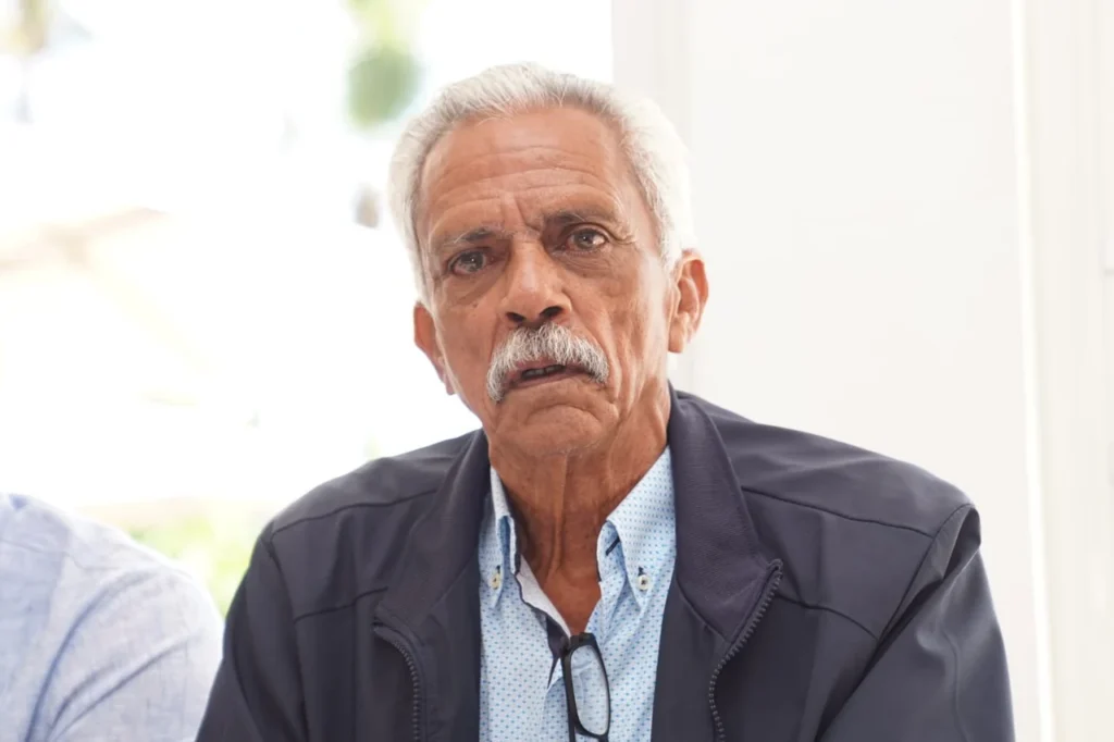 José del Carmen Oviedo Tejeda, alcalde de Yaguate, con chaqueta oscura y camisa azul, mira a la cámara