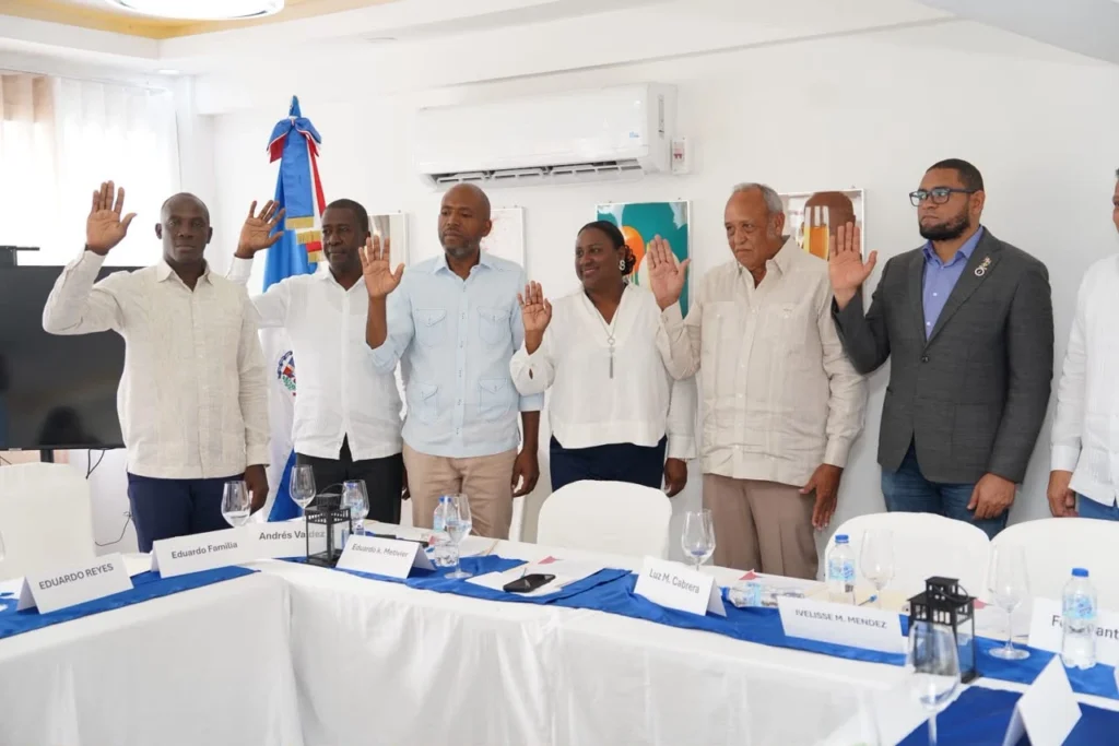 Los integrantes de la nueva directiva de Fedomu Región Yuma juramentan durante la Asamblea Eleccionaria