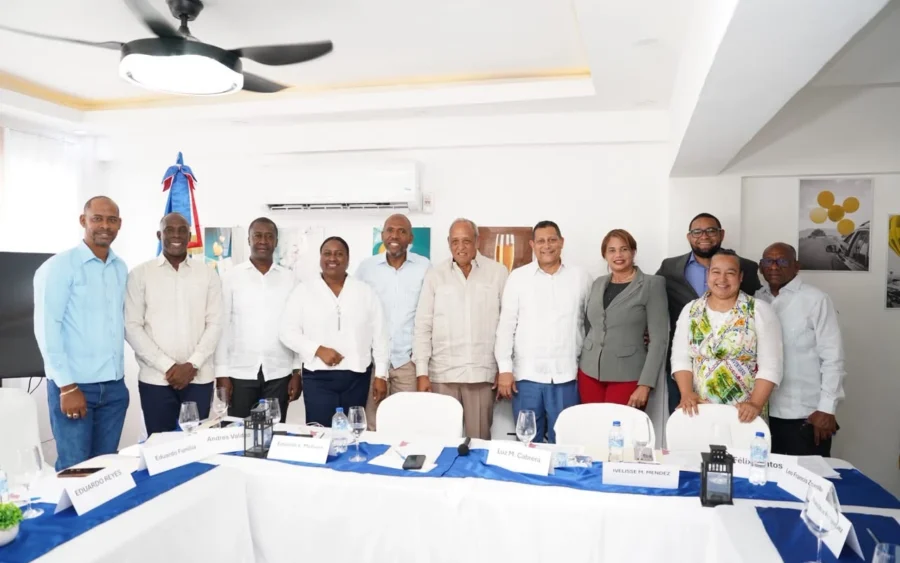 Integrantes de la nueva directiva y autoridades presentes en la Asamblea Eleccionaria de Fedomu Región Yuma, en La Romana