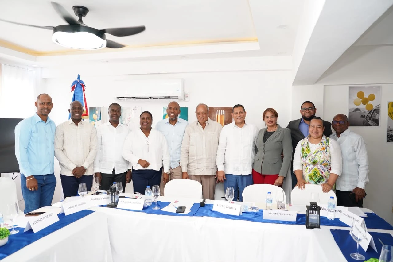 Integrantes de la nueva directiva y autoridades presentes en la Asamblea Eleccionaria de Fedomu Región Yuma, en La Romana