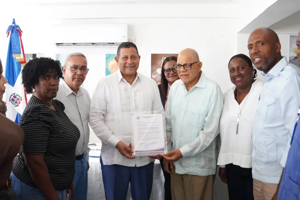 Entrega del reconocimiento a José Reyes, expresidente de Fedomu y tres veces alcalde de La Romana