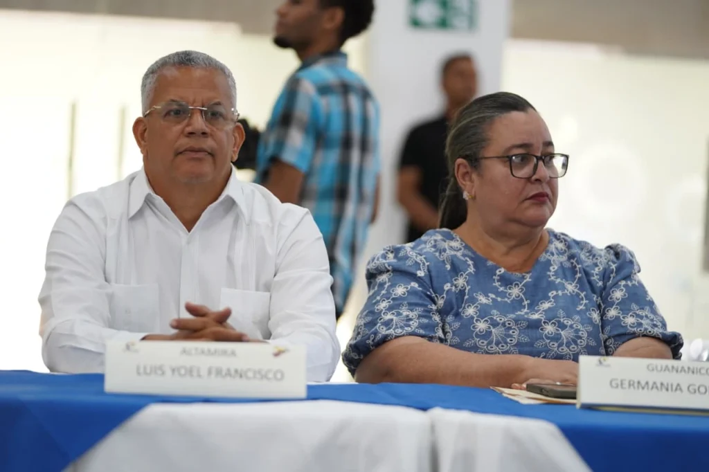 El alcalde de Altamira y la alcaldesa de Guananico sentados a la mesa