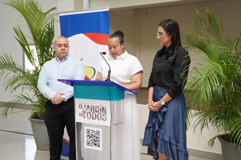 Leivan Díaz, Yissell Santana en el atril y Wanda Alfau
