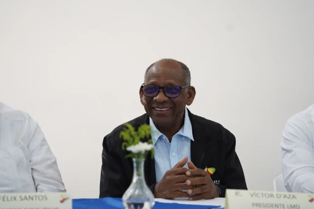 Félix Santos sonríe sentado en la mesa principal