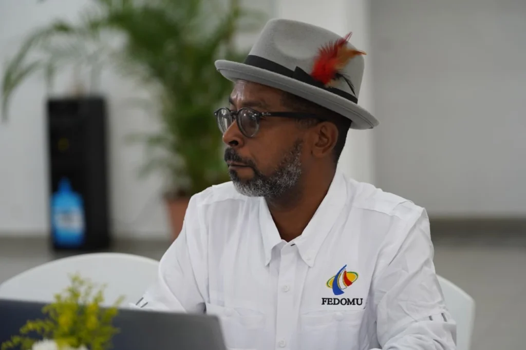 Lorenzo, con sombrero y camisa de Fedomu, durante la asamblea
