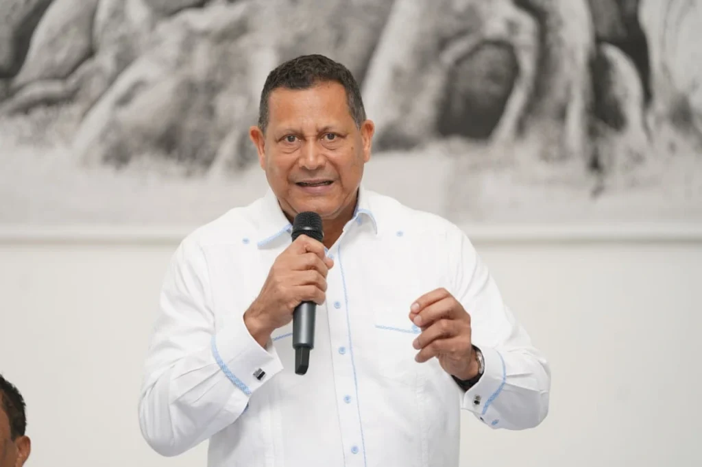 Nelson Núñez habla con un micrófono en la mano