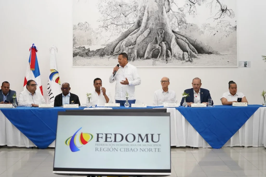 Nelson Núñez habla de pie frente a la mesa principal de la asamblea
