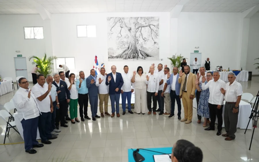 Alcaldes y alcaldesas de la Región Cibao Norte juramentados con la mano derecha en alto