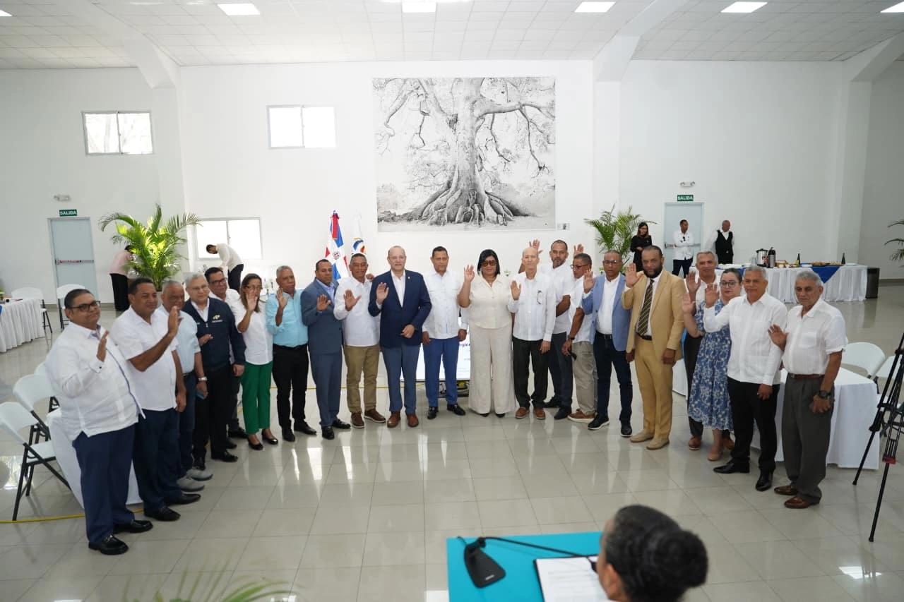 Alcaldes y alcaldesas de la Región Cibao Norte juramentados con la mano derecha en alto