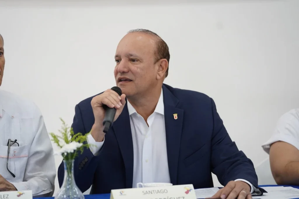 Ulises Rodríguez habla por micrófono sentado a la mesa