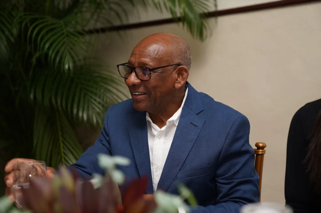 Félix Santos sonríe sentado a la mesa