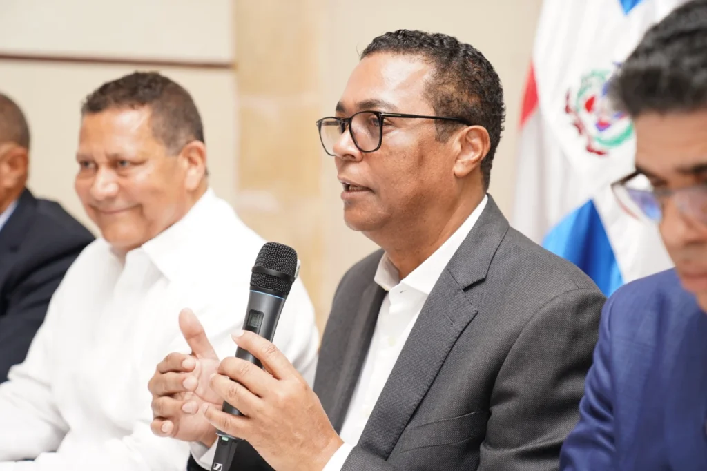 Víctor D’Aza habla por micrófono en la Asamblea Eleccionaria de la Región Ozama