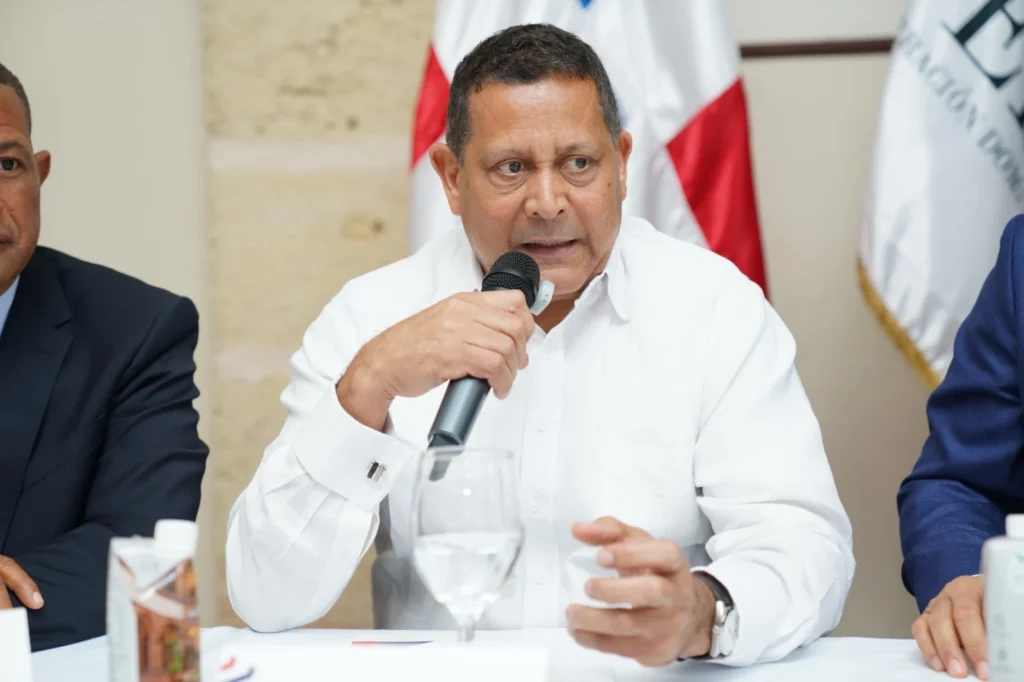 Nelson Núñez habla por micrófono sentado en la mesa principal