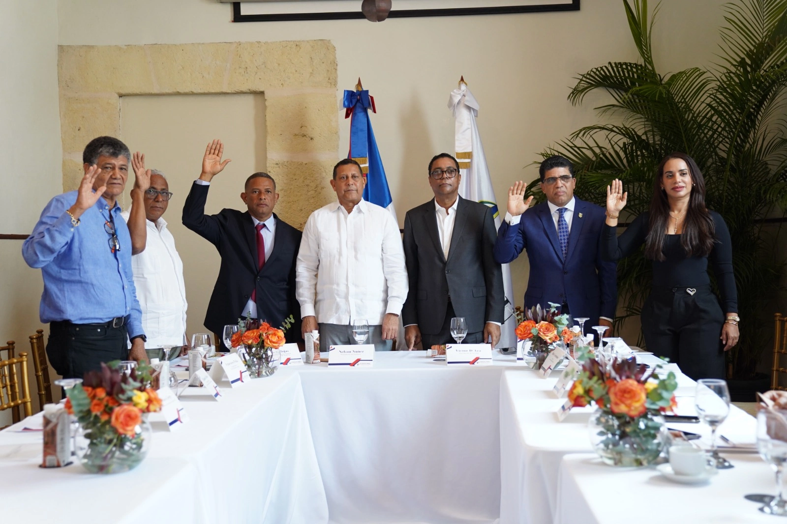 Integrantes de la directiva de Fedomu Región Ozama de pie con la mano derecha en alto durante el juramento