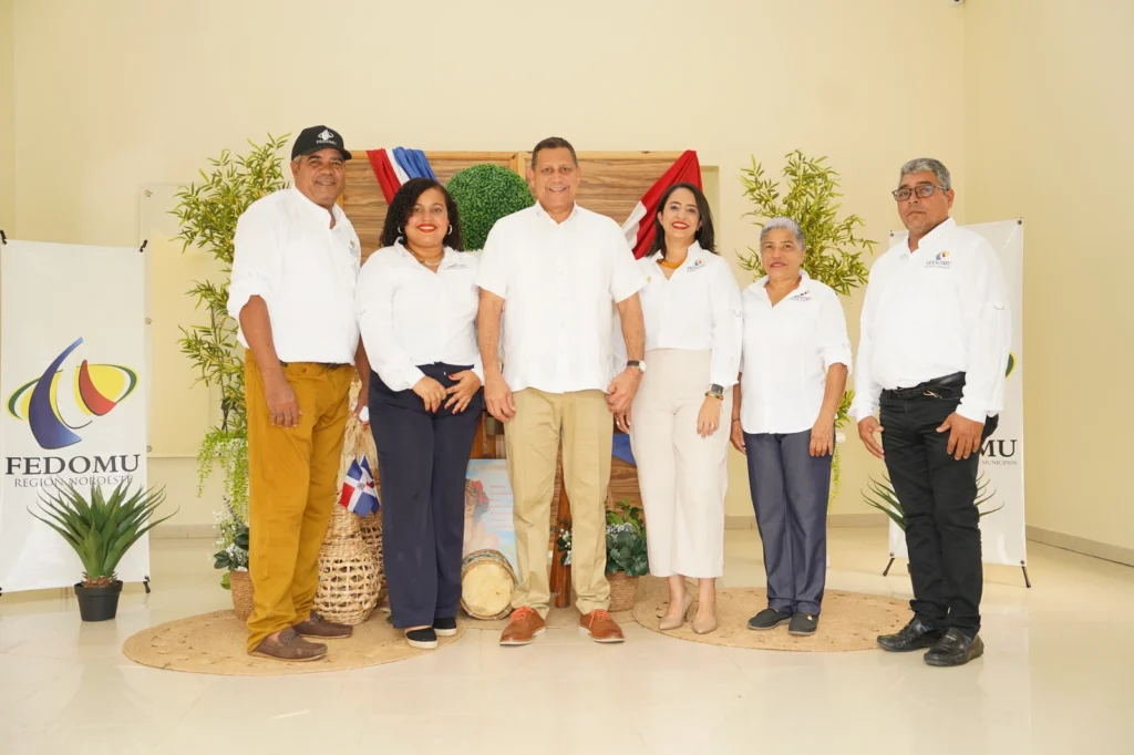 Seis integrantes del equipo de Fedomu Región Cibao Noroeste posan de pie junto al presidente de Fedomu, Nelson Núñez
