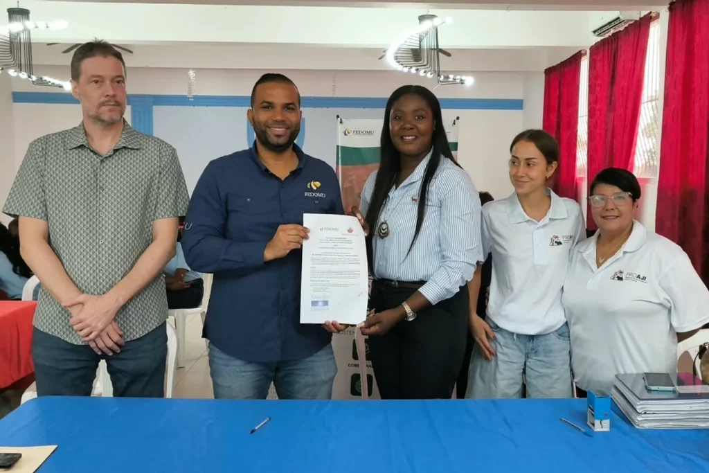 Bienvenido Jiménez y Bilina Luis sostienen la Carta de Colaboración firmada, de pie junto a Alberto García, Eva Ruiz y Deyanira Suriñach